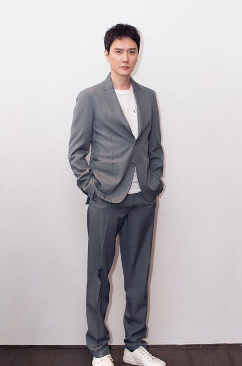 冯绍峰丝绒西装气质写真图片图片