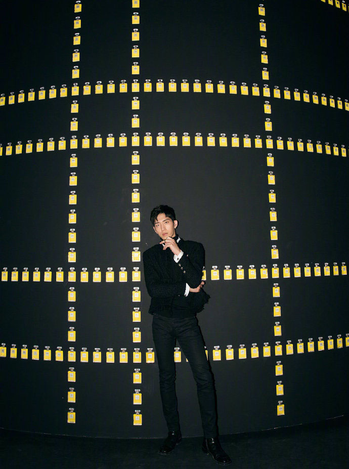 井柏然《周末画报》杂志封面帅气写真图片图片