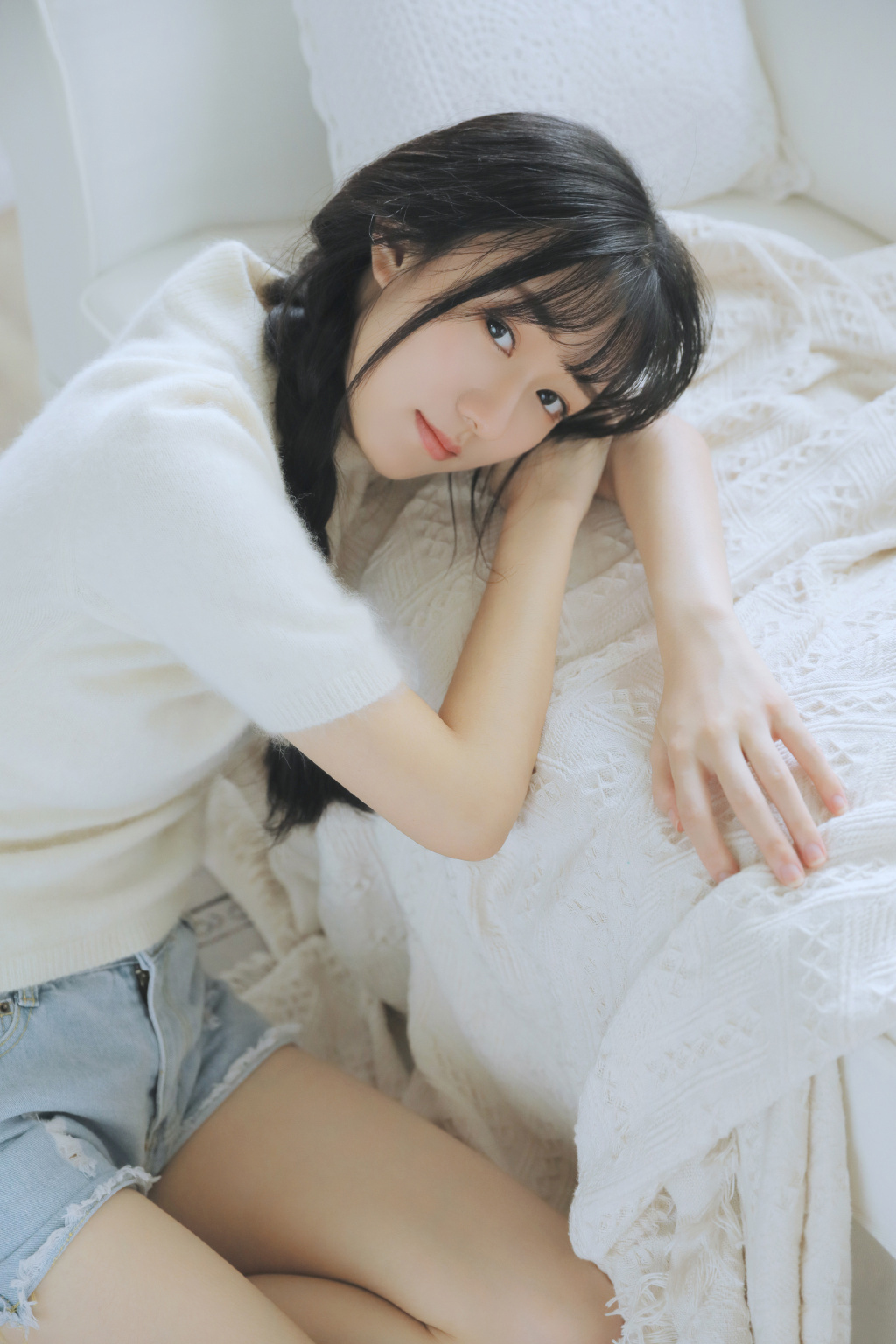 新疆乌鲁木齐美女演员迪丽热巴性感抹胸裙写真桌面壁纸图片