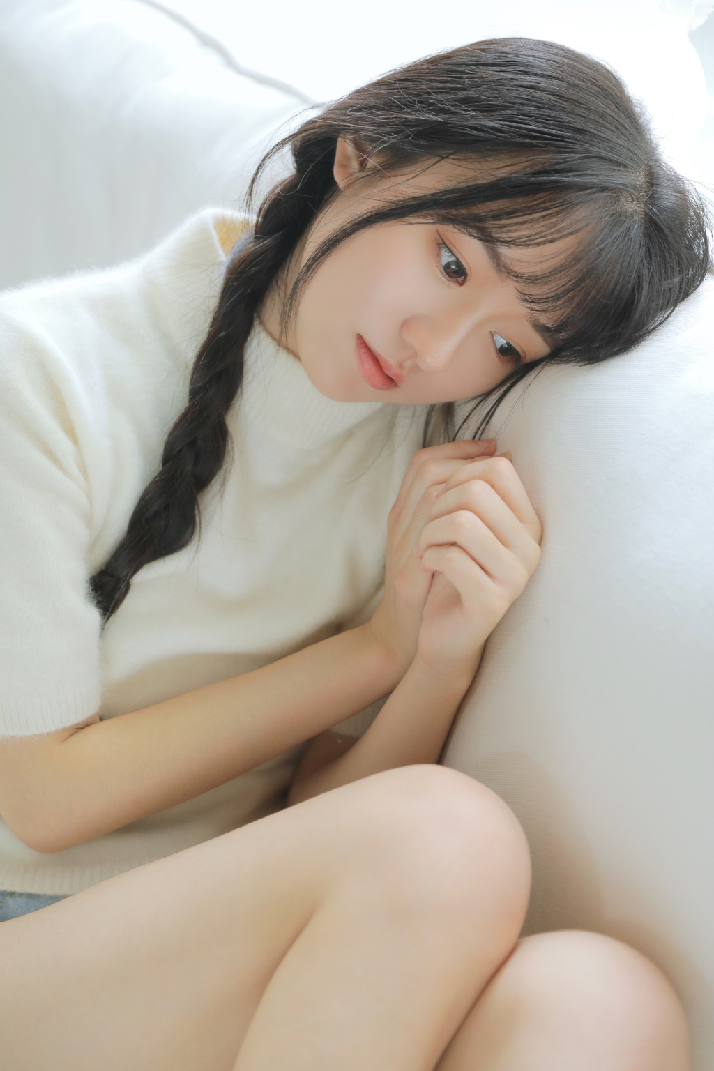 新疆乌鲁木齐美女演员迪丽热巴性感抹胸裙写真桌面壁纸图片