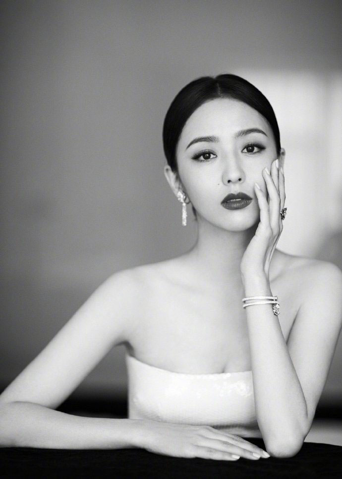 高清中国内地新疆伊犁影视女演员佟丽娅超A背头高清桌面壁纸图片