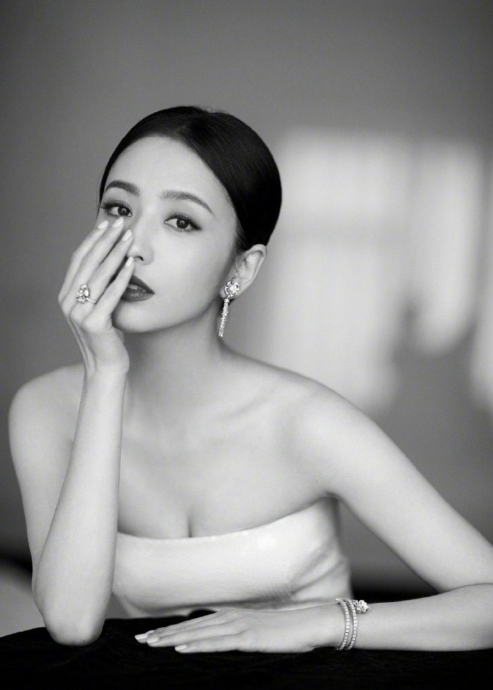 高清中国内地新疆伊犁影视女演员佟丽娅写真图片图片