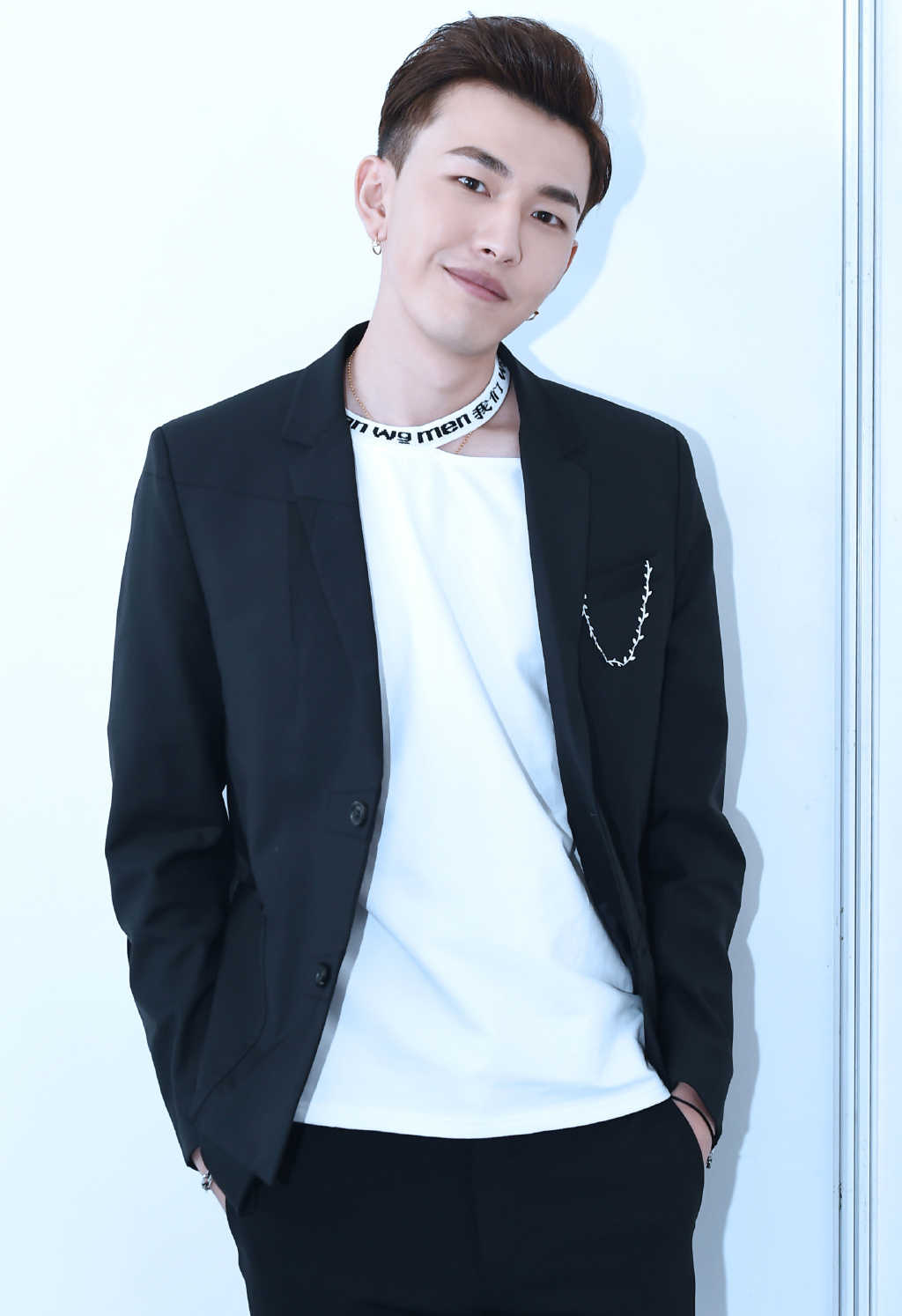中国内地影视男演员孔垂楠深色西服帅气图片图片