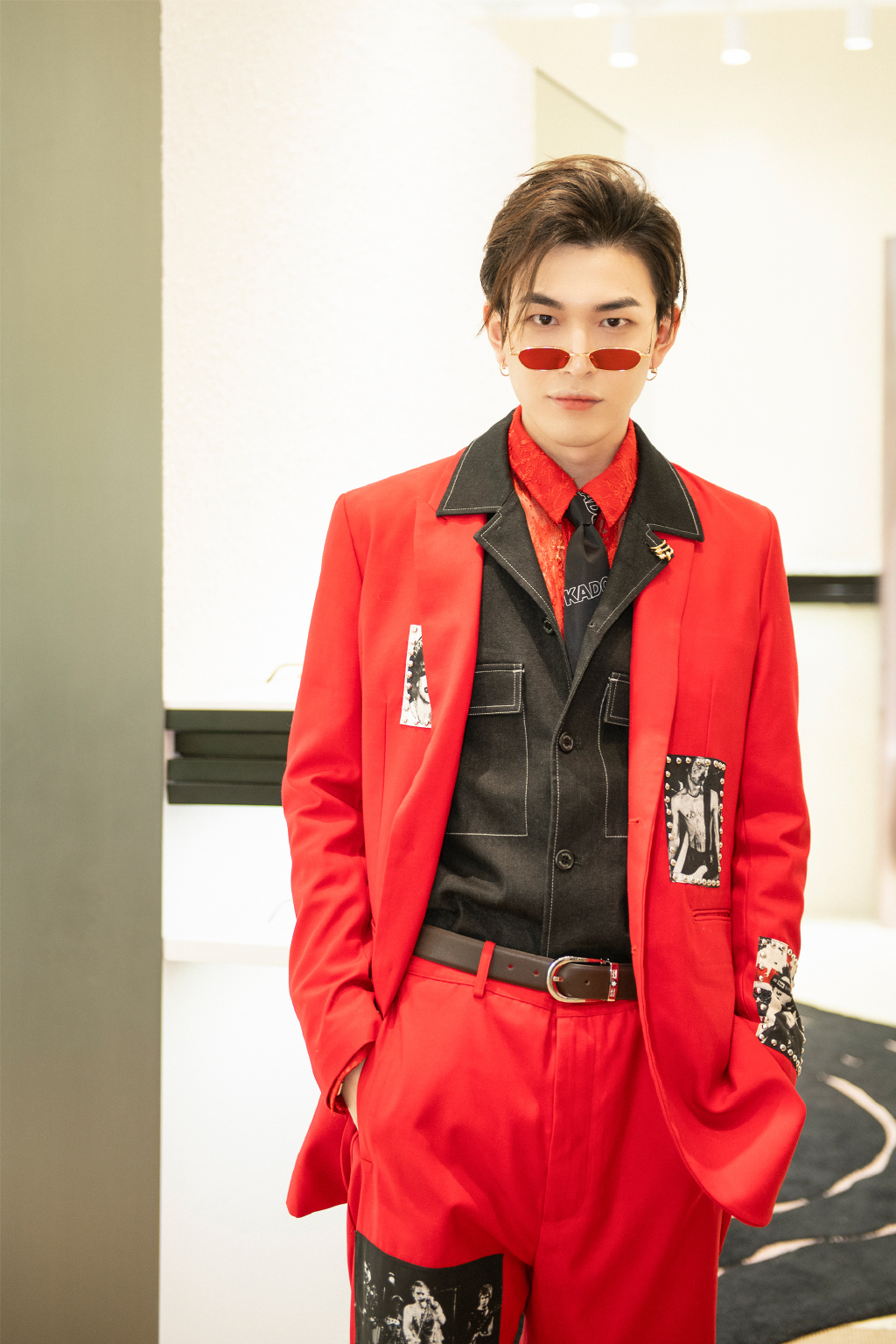 中国内地影视男演员孔垂楠红色西服帅气生日会图片图片