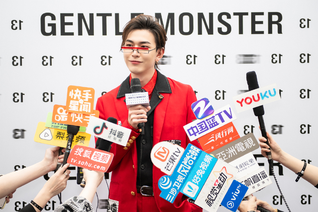 中国内地影视男演员孔垂楠白衬衣慵懒帅气写真图片图片