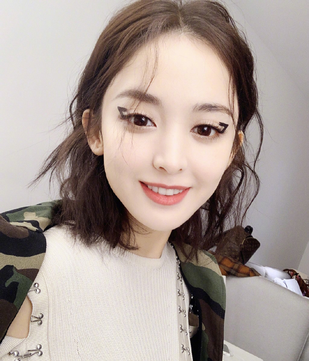 中国内地新疆乌鲁木齐市影视女演员古力娜扎微博之夜性感甜美写真图片图片