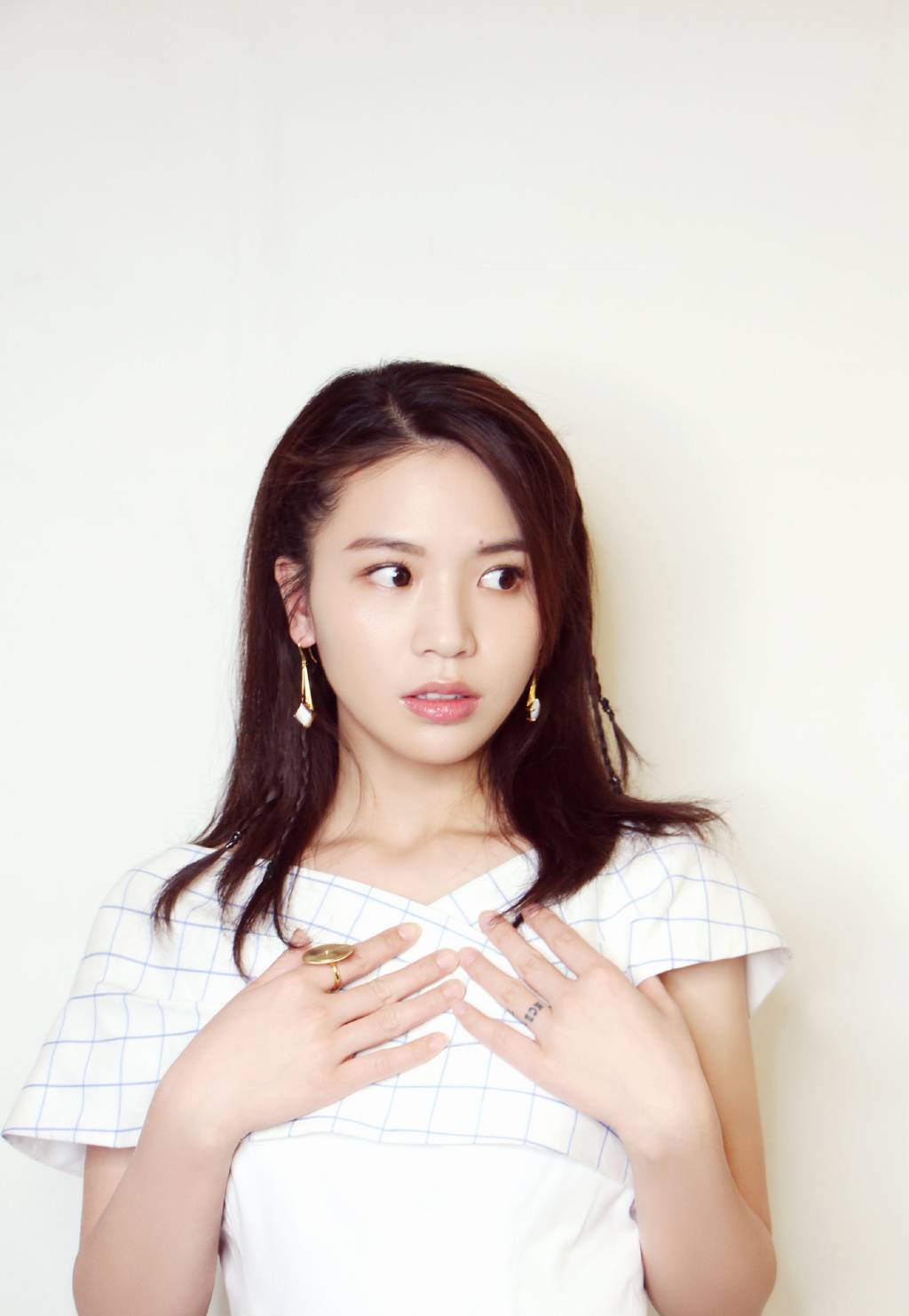 中国内地四川省达州市渠县人女歌手黄英性感灵动写真图片图片