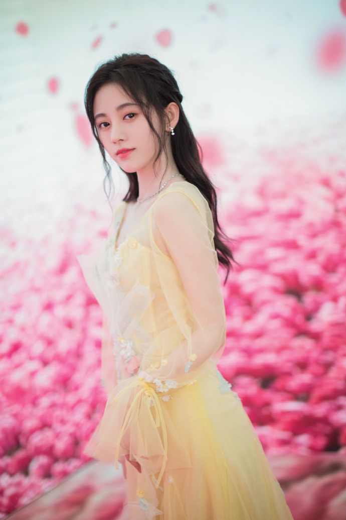 鞠婧祎图片
