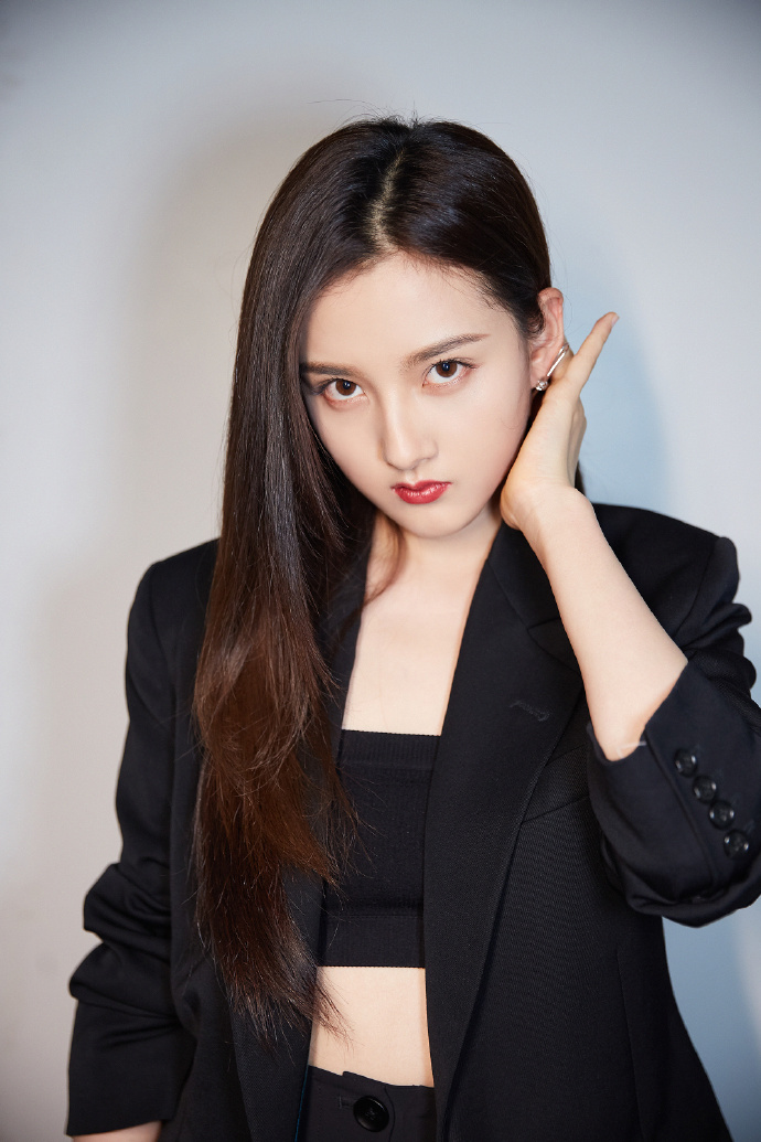 中国北京当代95后女演员宋祖儿民族风高清桌面壁纸图片