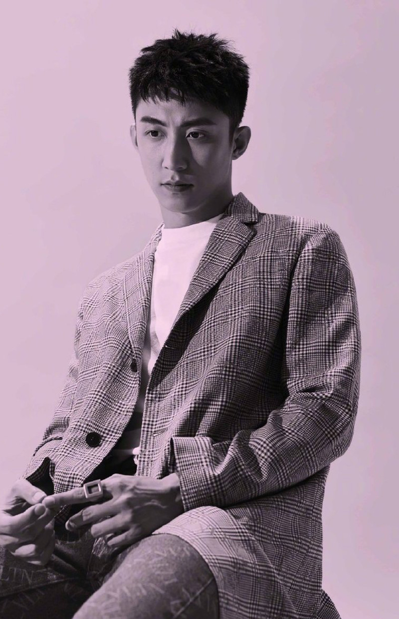 高清辽宁省丹东市男明显黄景瑜时尚杂志写真帅气图片图片