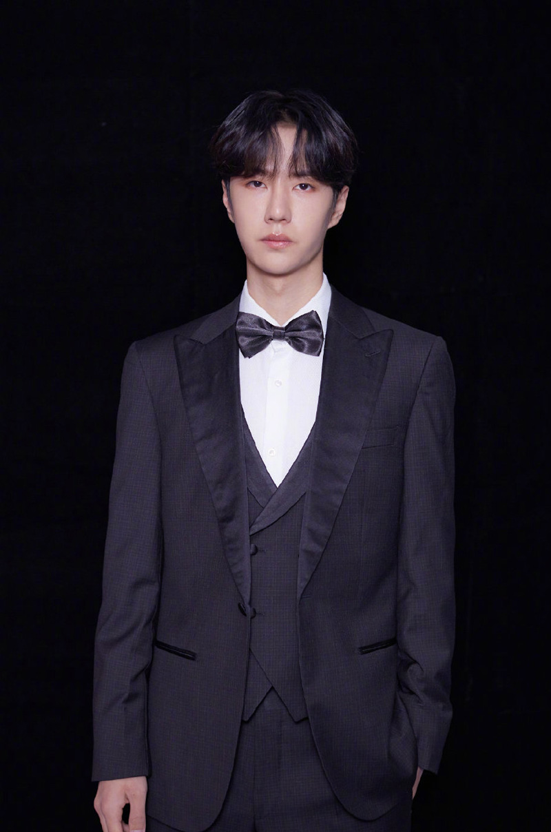 王一博冷峻型男最新白衣写真高清图片图片