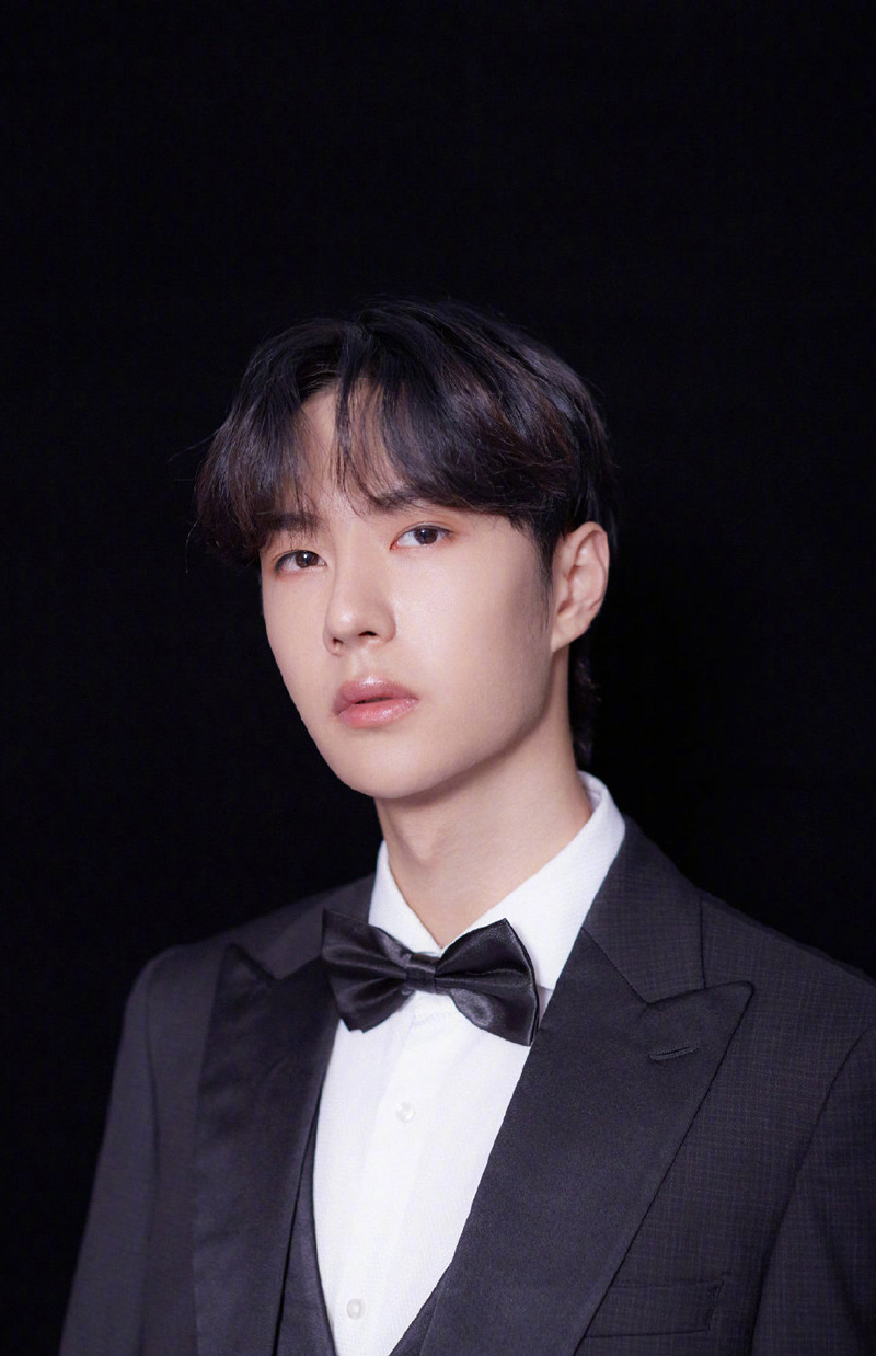 王一博冷峻型男最新白衣写真高清图片图片