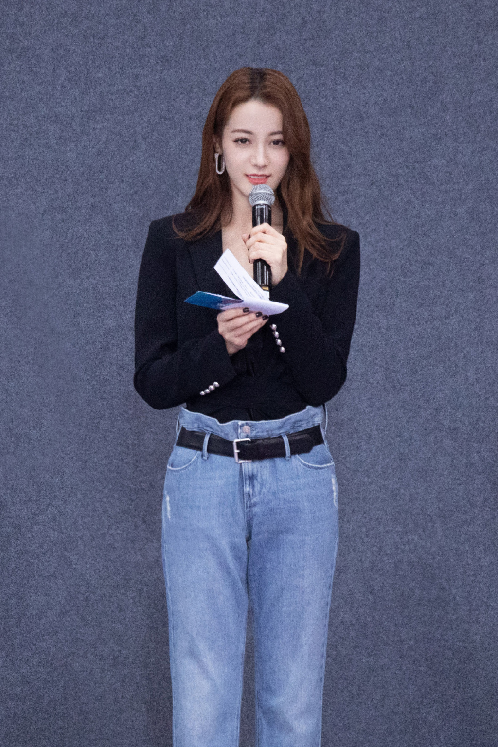 新疆乌鲁木齐美女演员迪丽热巴性感抹胸裙写真桌面壁纸图片