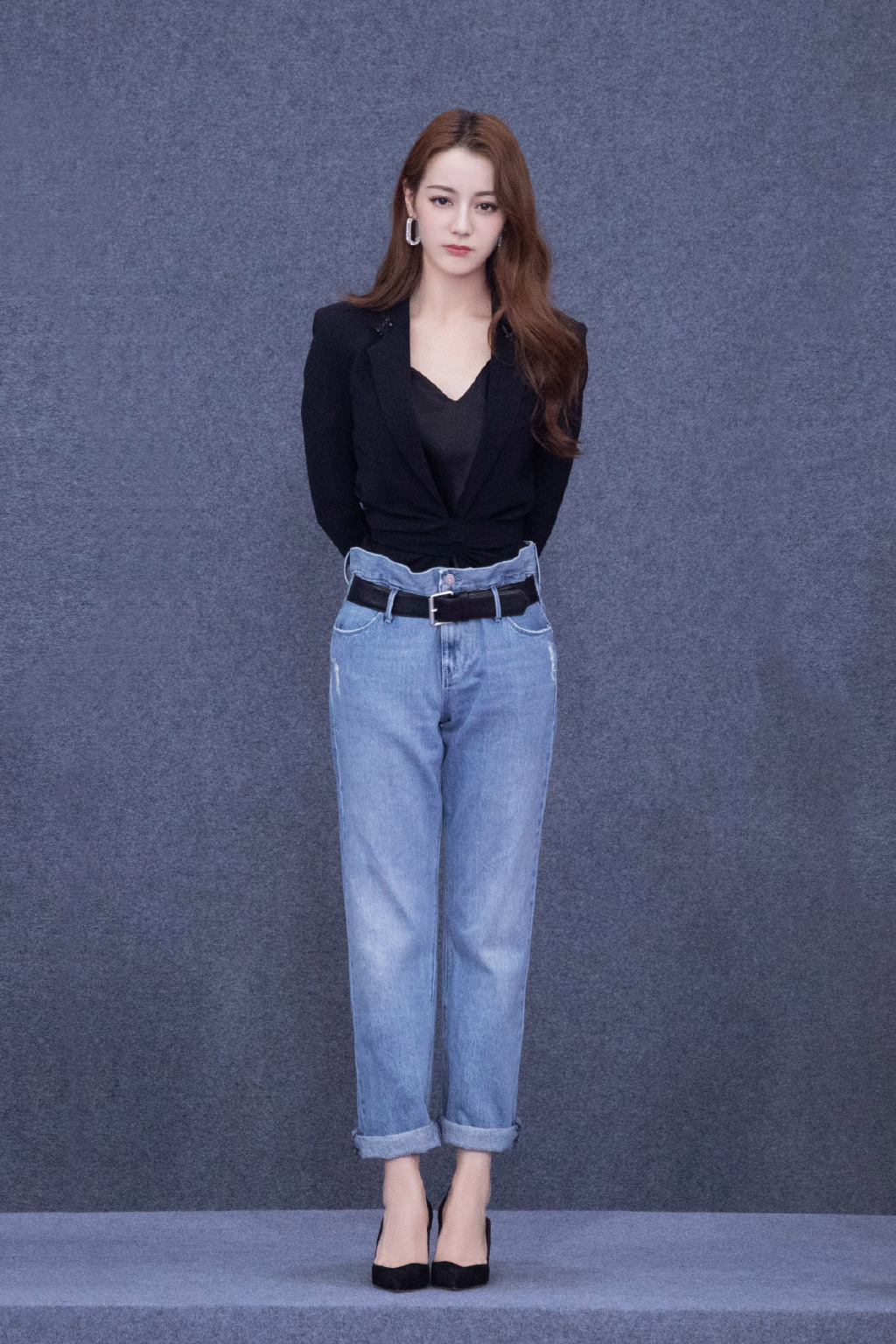 新疆乌鲁木齐美女演员迪丽热巴最新杂志写真图片图片