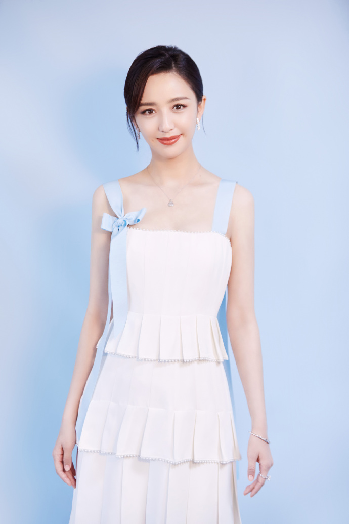 高清中国内地新疆伊犁影视女演员佟丽娅性感妩媚写真图片图片