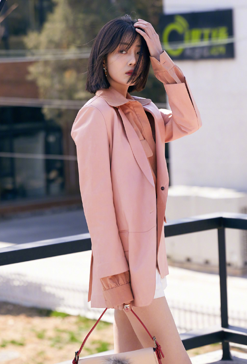 高清北京美女李溪芮粉色西装时尚写真图片图片