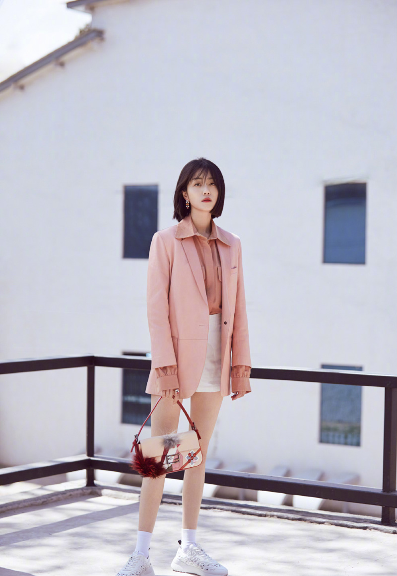 高清北京美女李溪芮粉色西装时尚写真图片图片