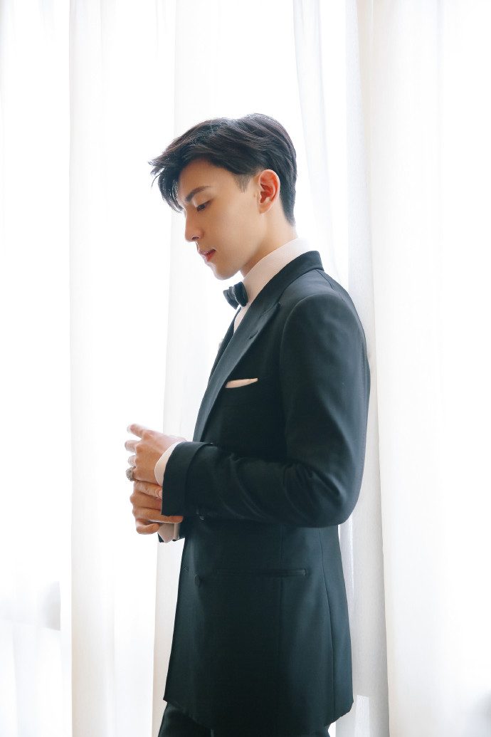 中国内地影视河北省石家庄男演员邓伦儒雅绅士西装写真图片图片