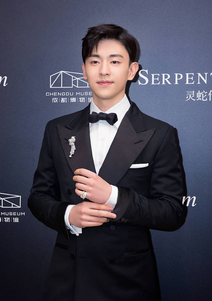 中国内地影视河北省石家庄男演员邓伦儒雅绅士西装写真图片图片
