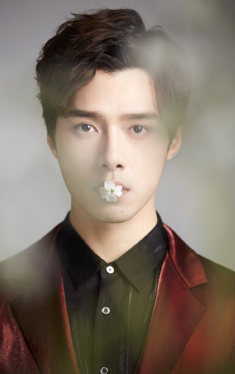 中国浙江省嘉兴男歌手、演员方逸伦丝绒西装帅气写真图片图片