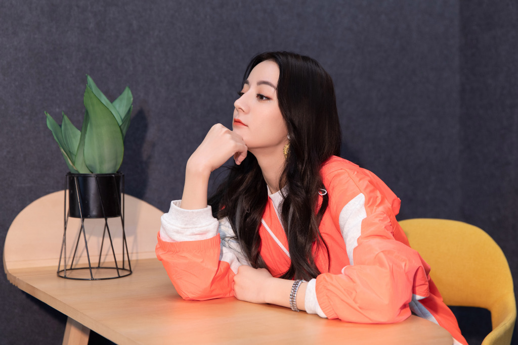 新疆乌鲁木齐美女演员迪丽热巴性感抹胸裙写真桌面壁纸图片