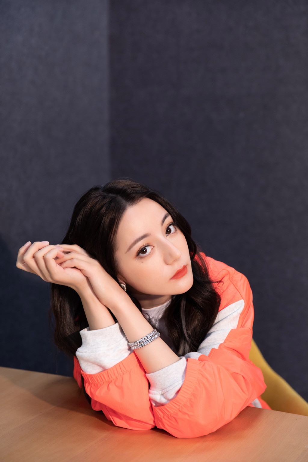新疆乌鲁木齐美女演员迪丽热巴性感抹胸裙写真桌面壁纸图片