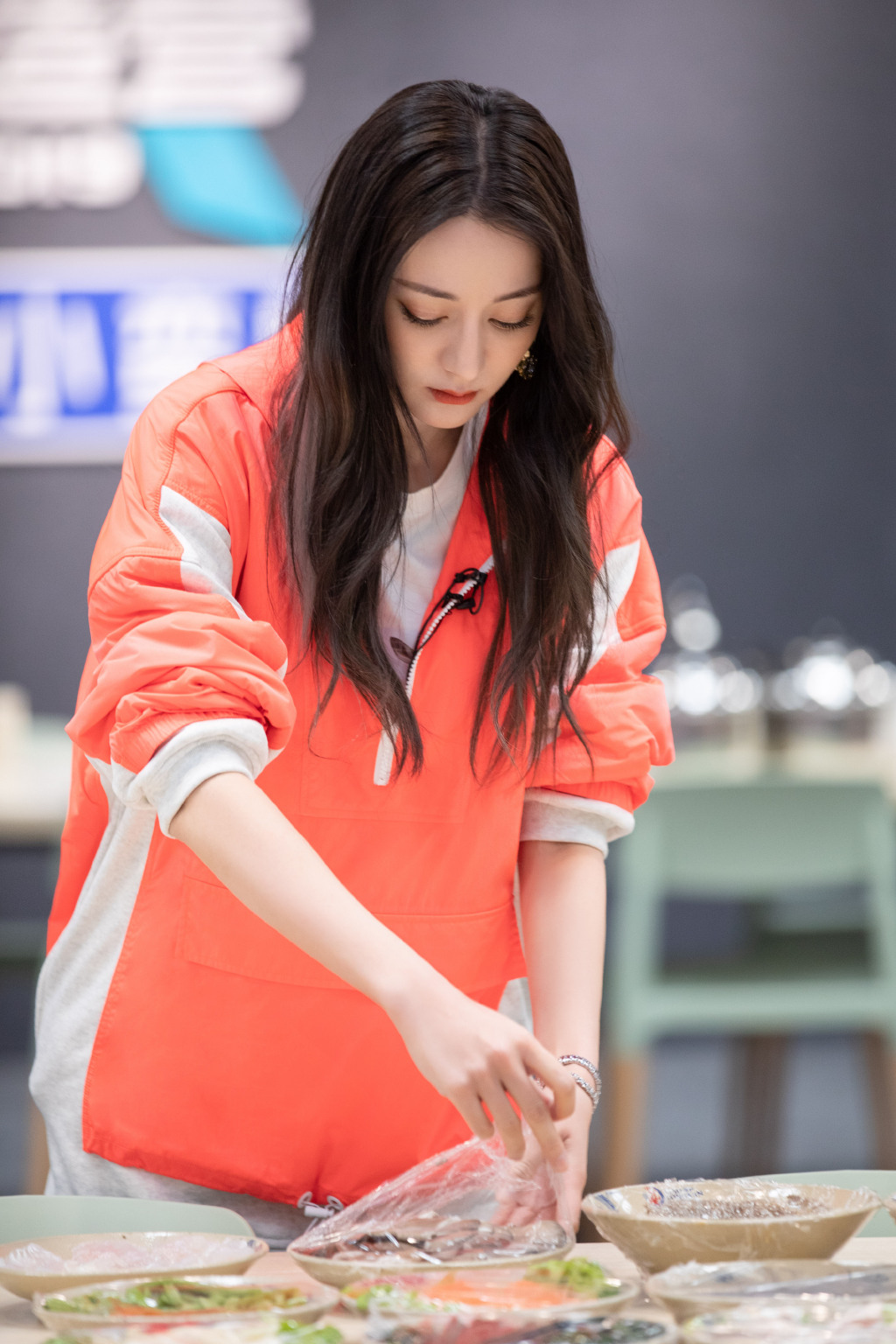 新疆乌鲁木齐美女演员迪丽热巴最新杂志写真图片图片