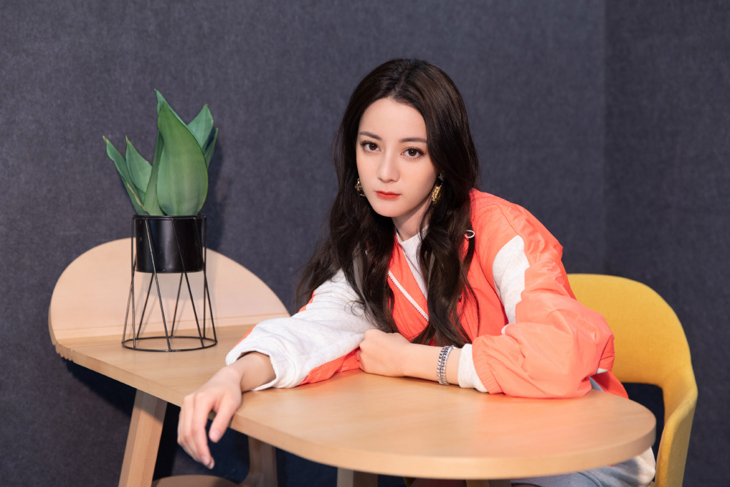 新疆乌鲁木齐美女演员迪丽热巴最新杂志写真图片图片
