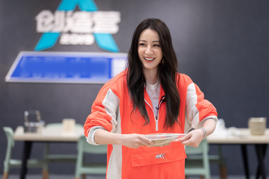 新疆乌鲁木齐美女演员迪丽热巴性感抹胸裙写真桌面壁纸图片