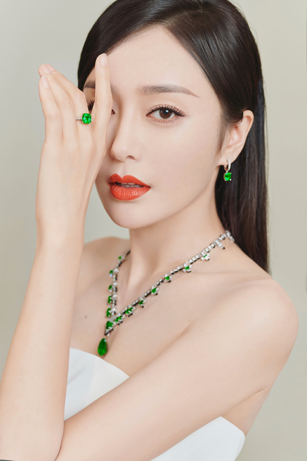 高清中国内地辽宁省沈阳女演员秦岚优雅自信性感写真图片