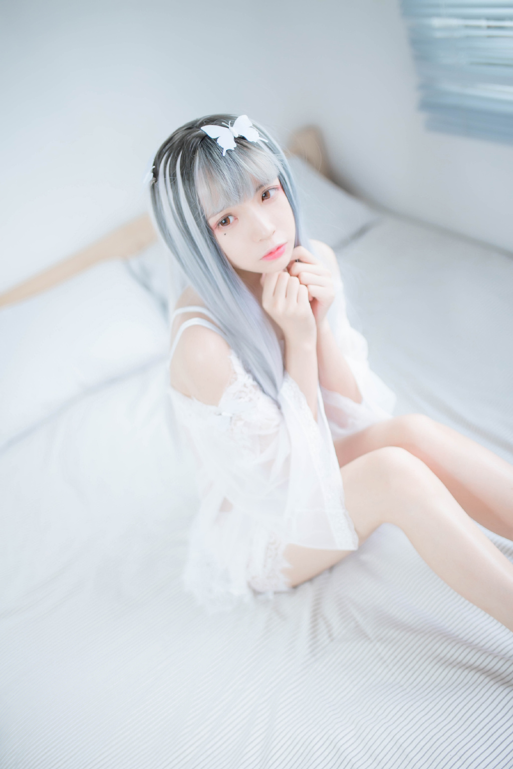 高清中国内地辽宁省沈阳女演员秦岚钻石蓝睫毛魅力性感写真图片