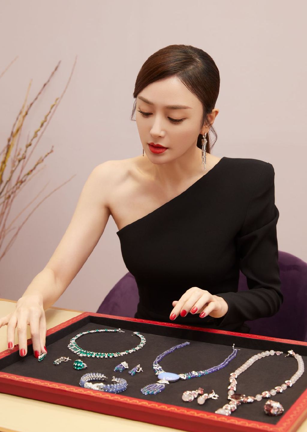 高清中国内地辽宁省沈阳女演员秦岚优雅自信性感写真图片