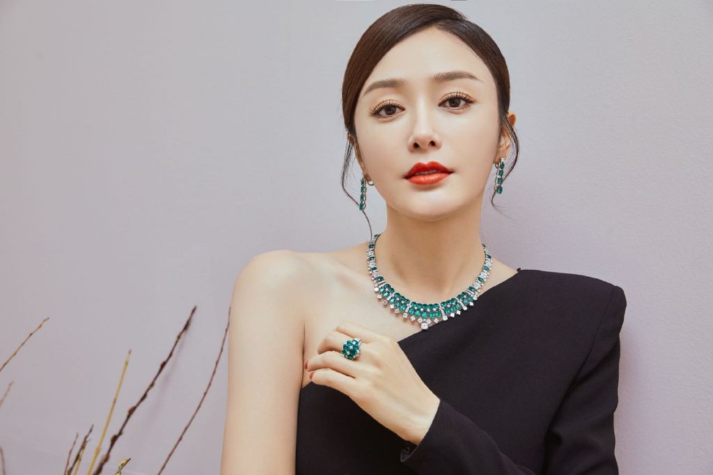 高清中国内地辽宁省沈阳女演员秦岚优雅自信性感写真图片