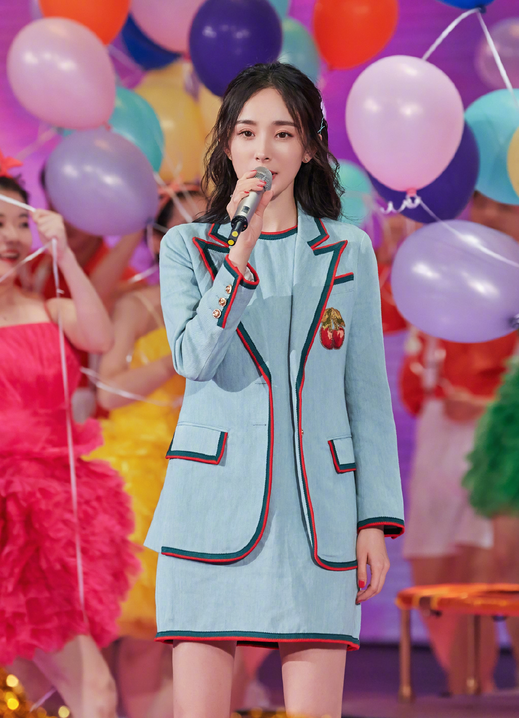 中国内地北京影视女演员杨幂抹胸裙性感高清桌面壁纸图片