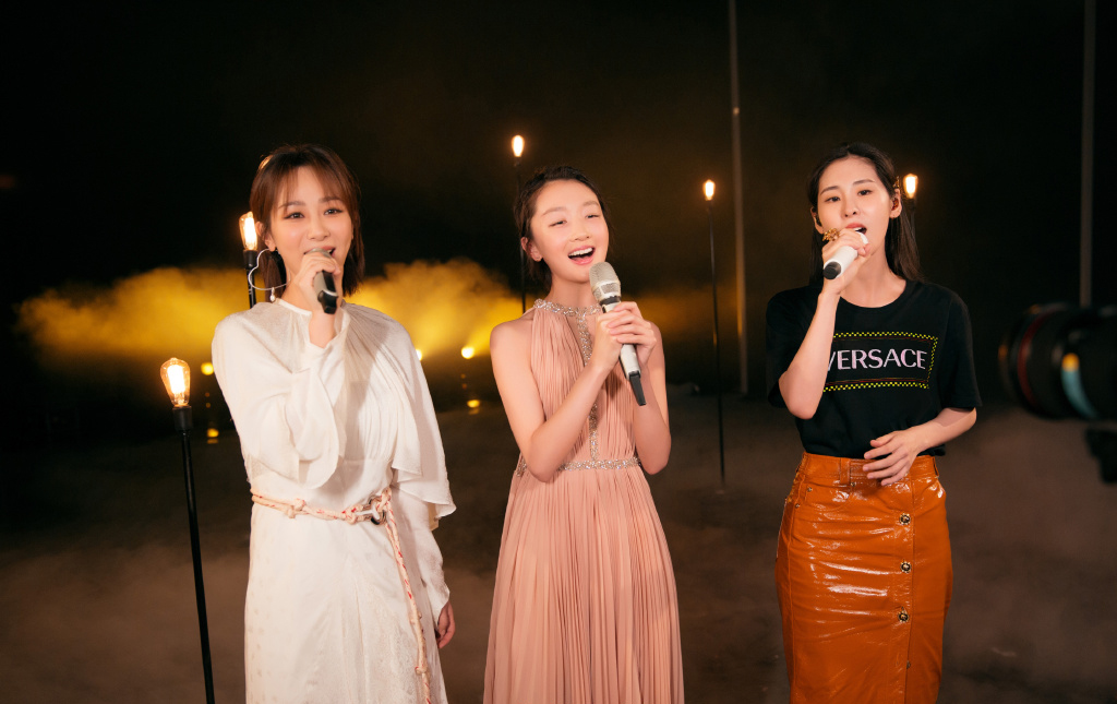中国大陆天津女歌手张碧晨人气飙升登杂志封面尽显成熟优雅女神范儿图片