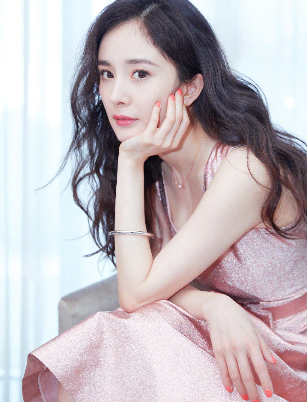 中国内地北京影视女演员杨幂抹胸裙性感高清桌面壁纸图片