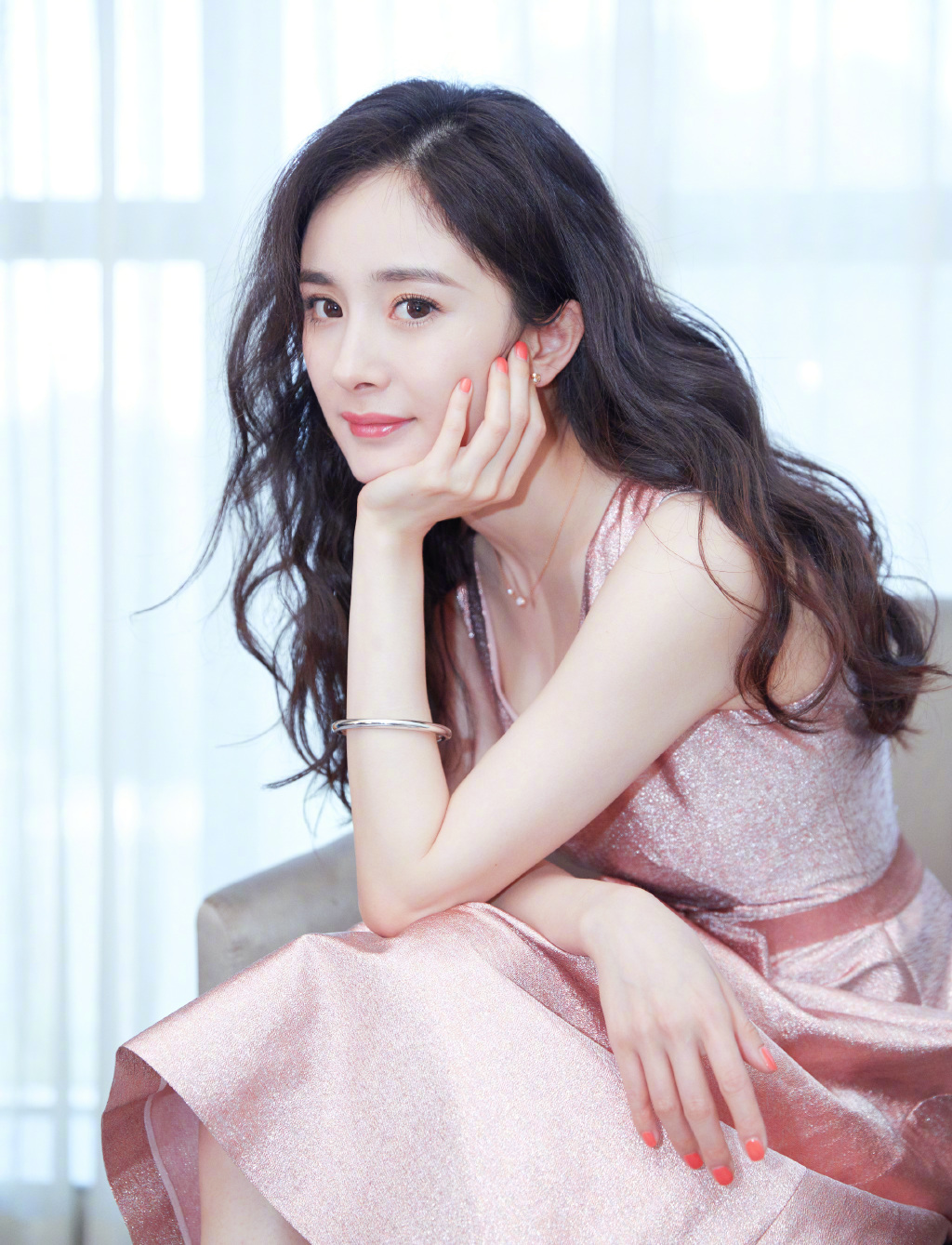 中国内地北京影视女演员杨幂抹胸裙性感高清桌面壁纸图片
