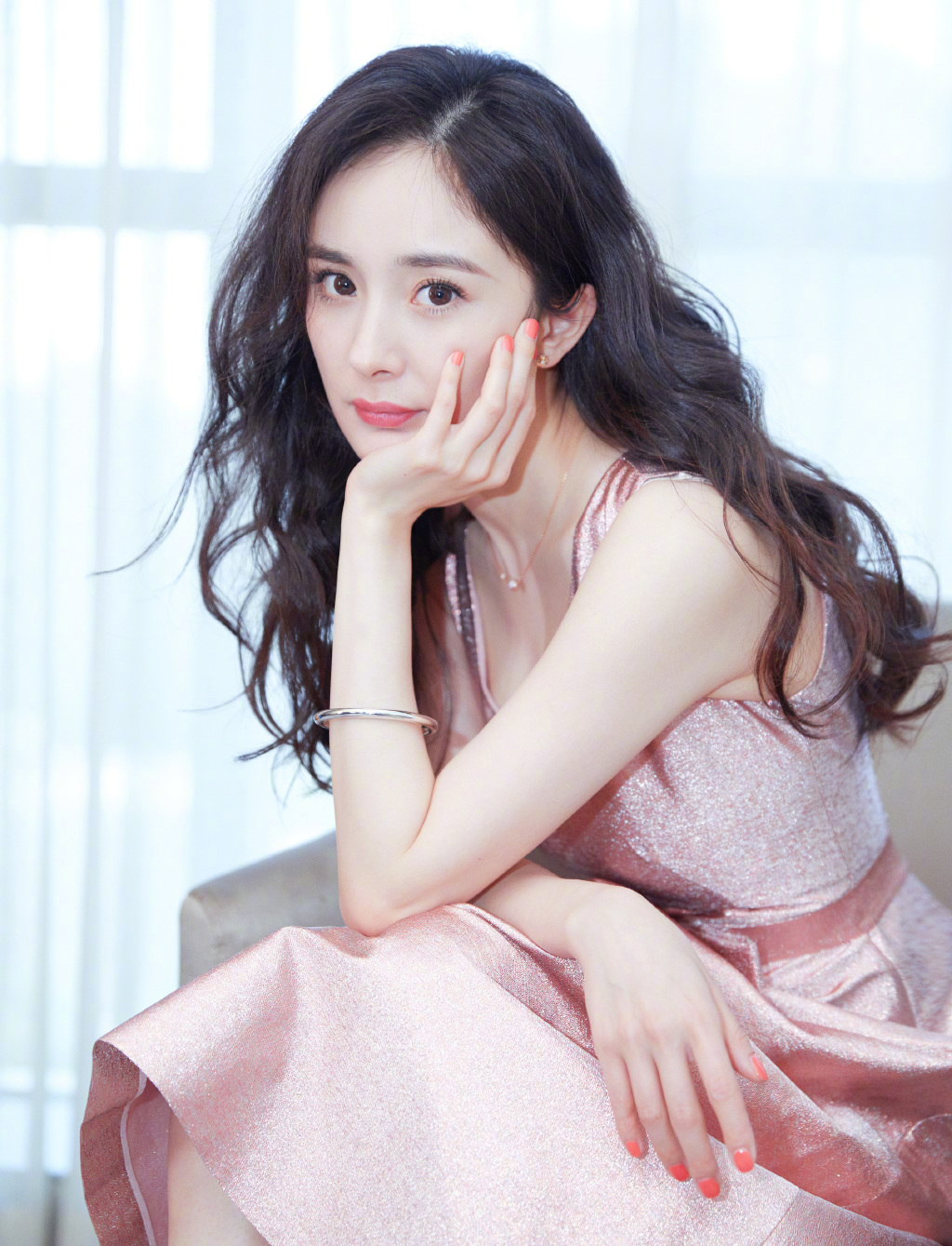 中国内地北京影视女演员杨幂抹胸裙性感高清桌面壁纸图片