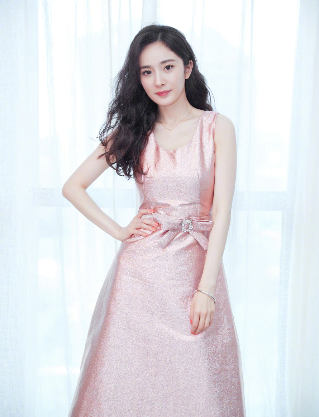 中国内地北京影视女演员杨幂抹胸裙性感高清桌面壁纸图片