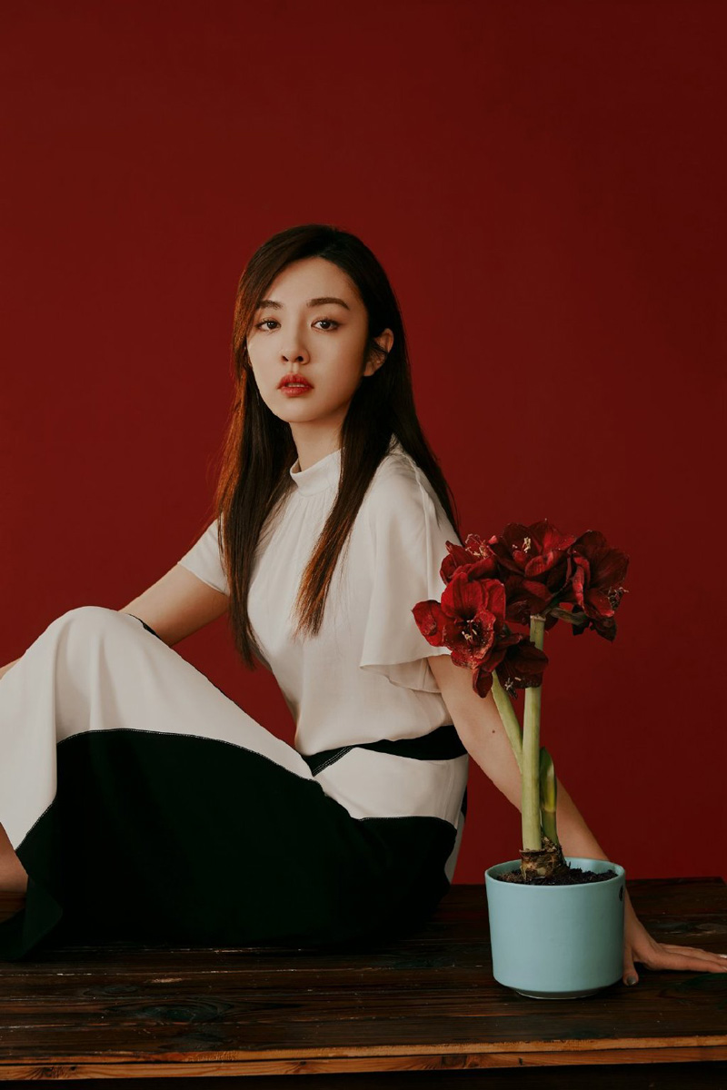 中国内地山东省青岛女演员王晓晨时尚杂志封面高清图片图片