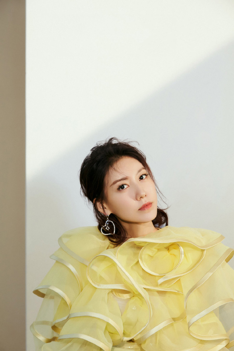 美女高露图片