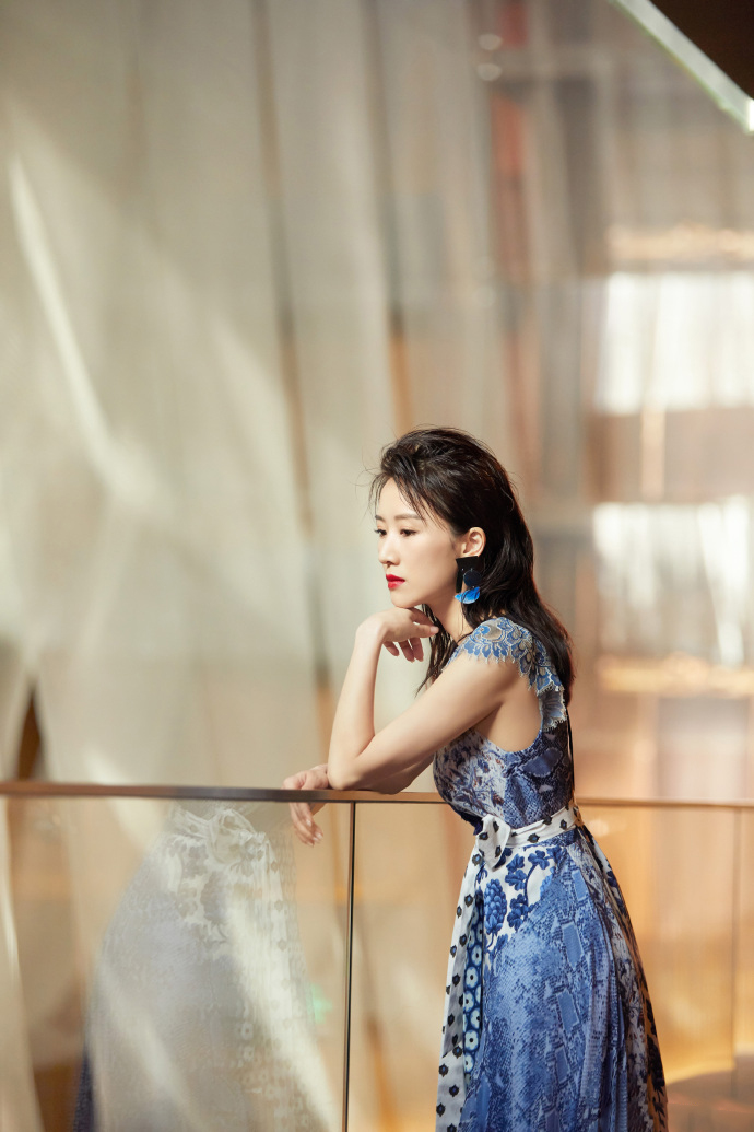 李念印花长裙优雅性感写真图片图片