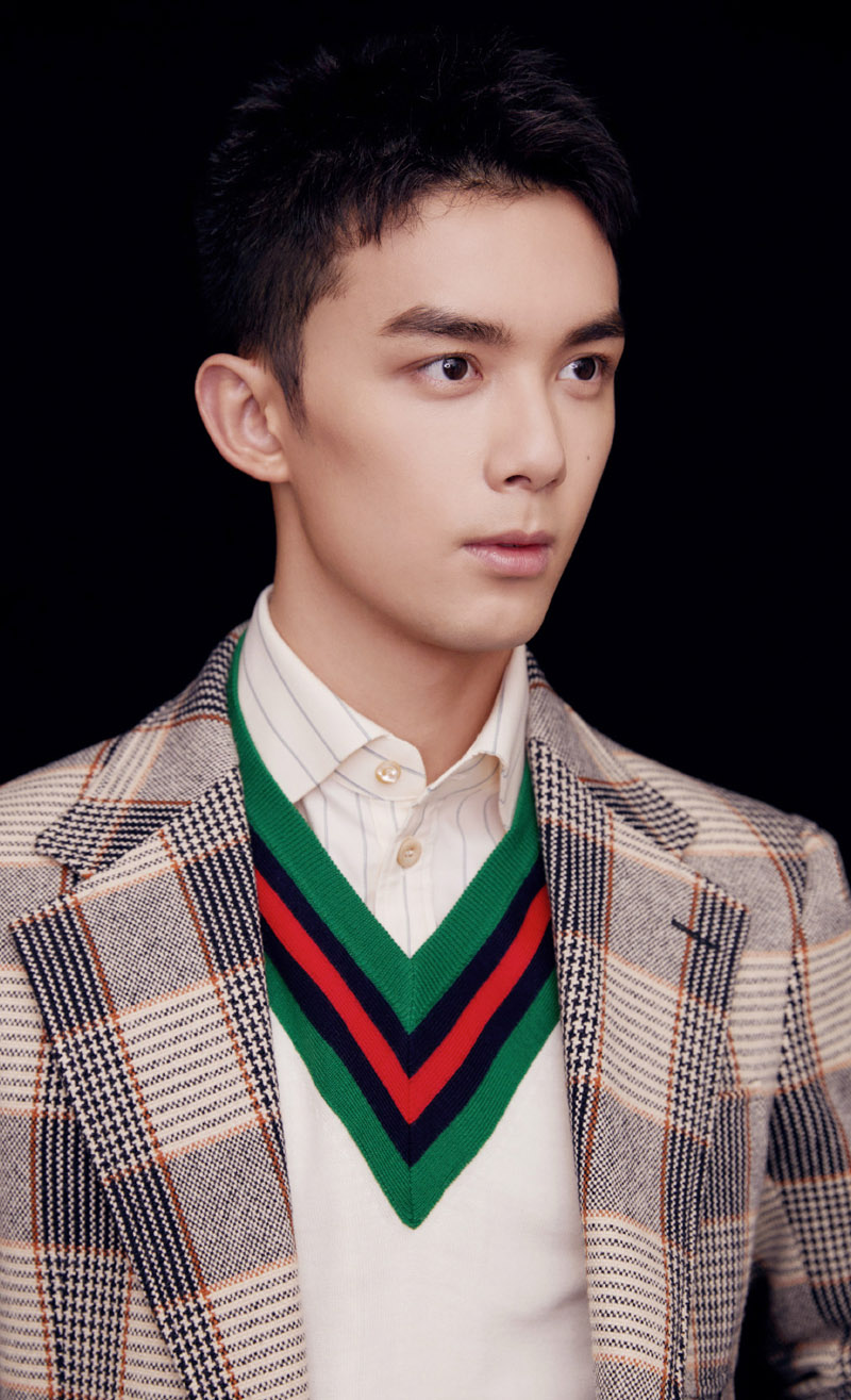 中国内地男演员吴磊黑色西装超帅写真图片图片