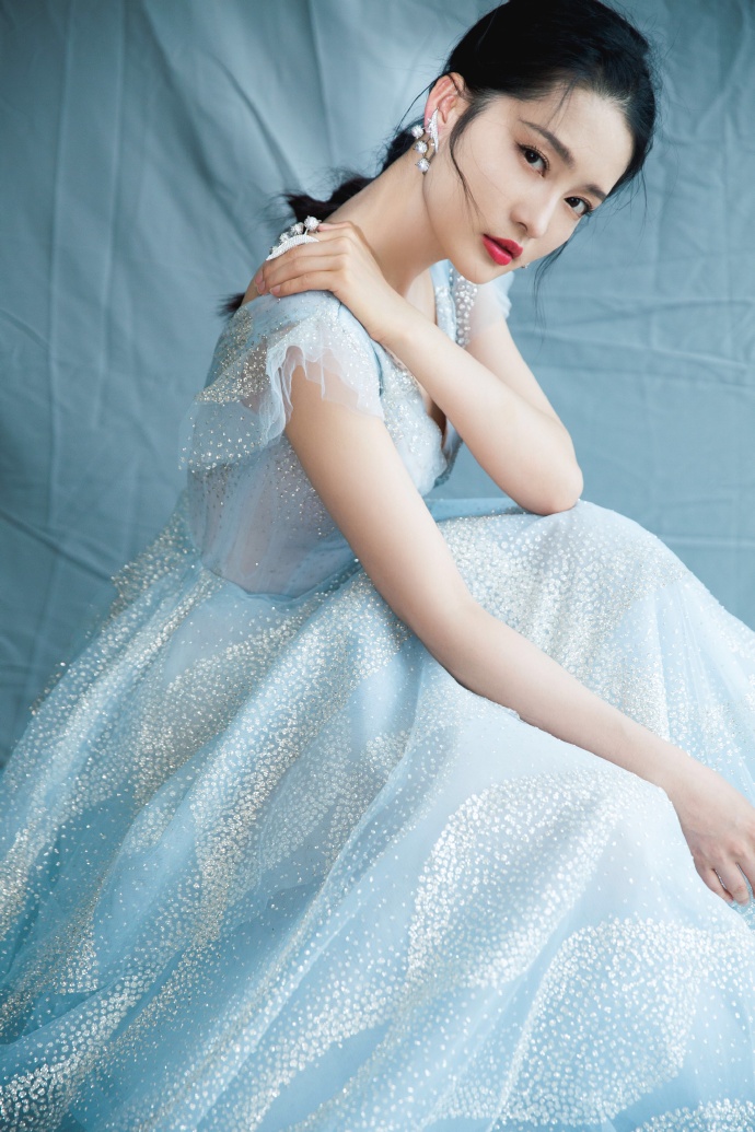 中国内地江苏省苏州市影视女演员李沁黑白长裙性感写真图片图片