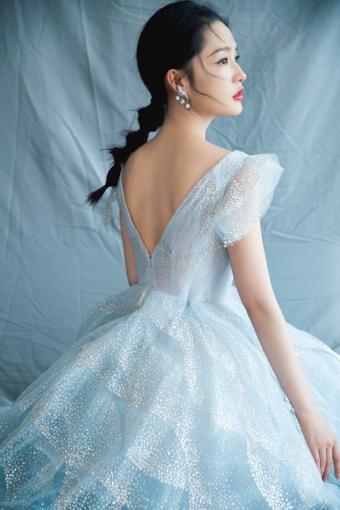 中国内地江苏省苏州市影视女演员李沁甜美俏皮写真手机壁纸图片