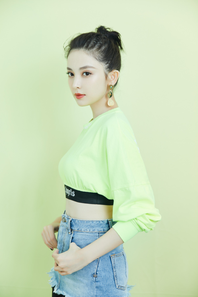 中国内地新疆乌鲁木齐市影视女演员古力娜扎微博之夜性感甜美写真图片图片