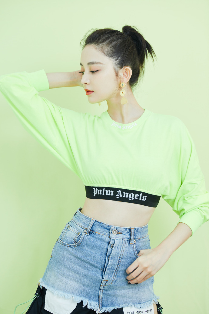 中国内地新疆乌鲁木齐市影视女演员古力娜扎微博之夜性感甜美写真图片图片