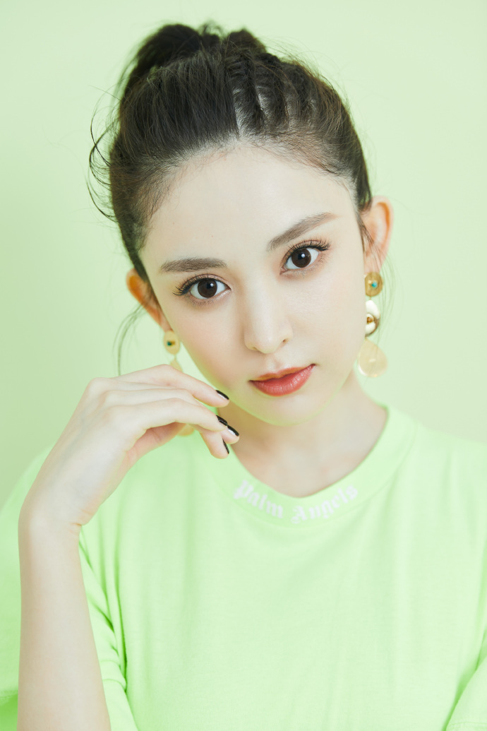 中国内地新疆乌鲁木齐市影视女演员古力娜扎微博之夜性感甜美写真图片图片