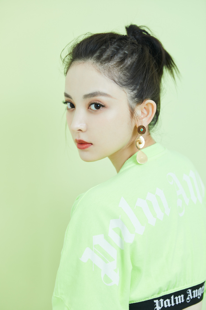 中国内地新疆乌鲁木齐市影视女演员古力娜扎微博之夜性感甜美写真图片图片