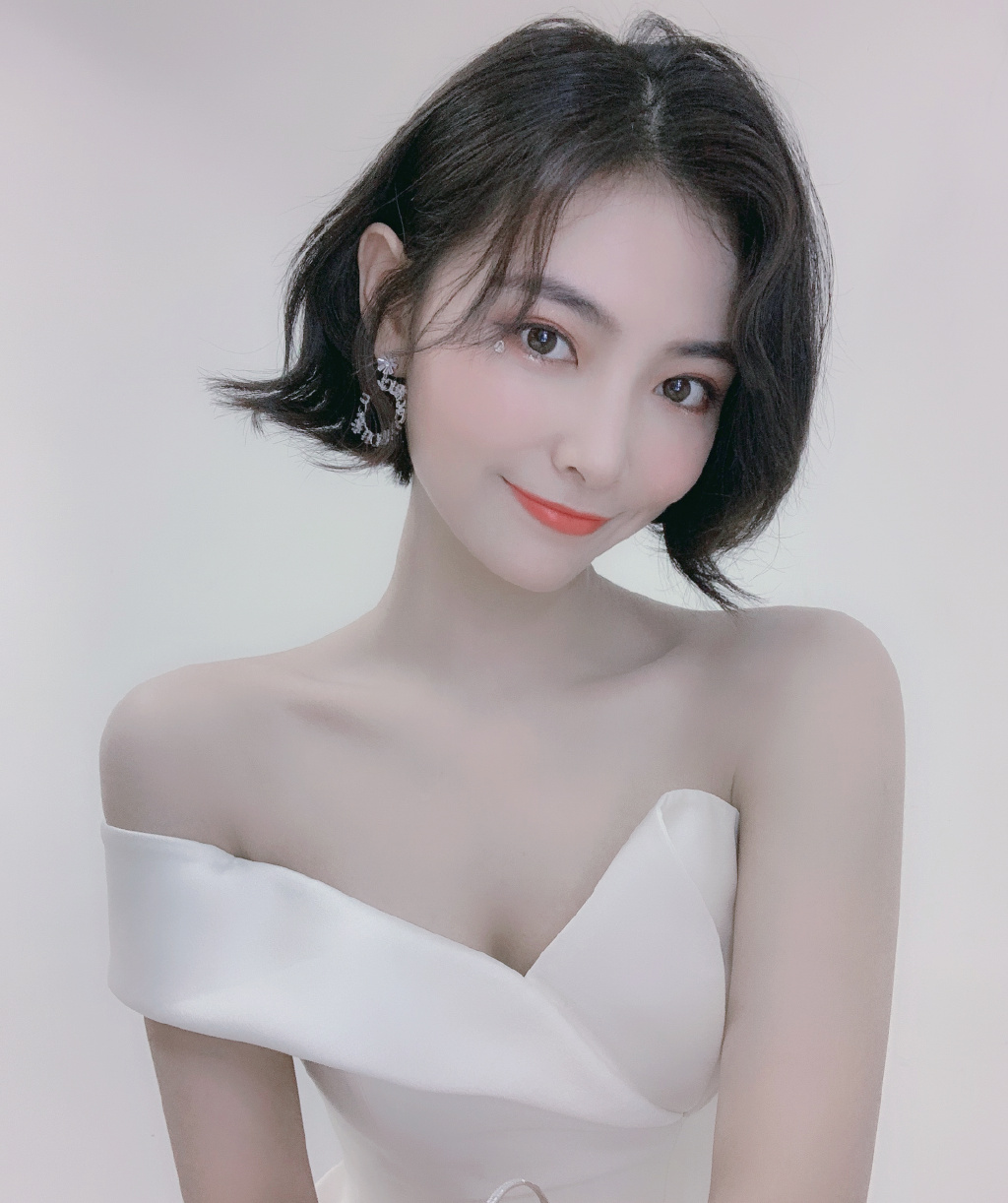 许佳琪低胸礼服性感魅力写真图片